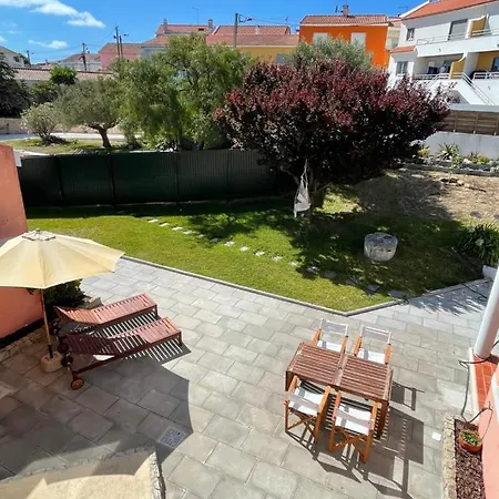 Ferienhaus Sunny Minutes From The Lourinhã