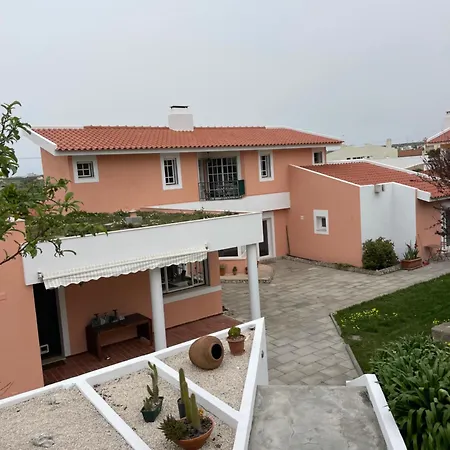 Ferienhaus Sunny Minutes From The Lourinhã